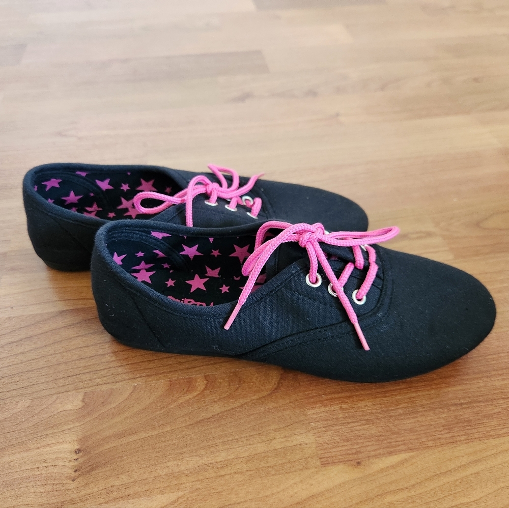 Preowned Black Dirty Laundry shoes with hot pink laces, womens size 6